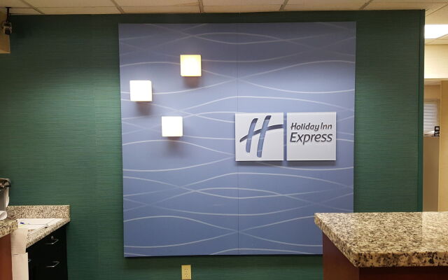 Holiday Inn Express Hotel & Suites Wilmington-University Ctr by IHG