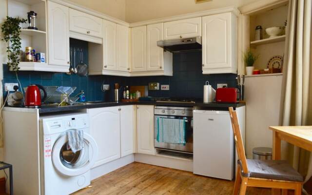 Sophisticated and Bright One Bed in Leith