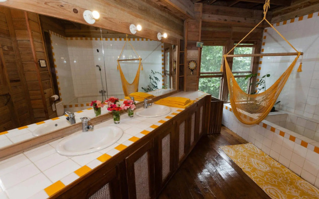 Roatan Bed & Breakfast Apartments