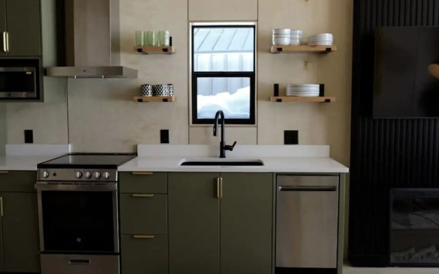 Yellowstone Peaks Hotel