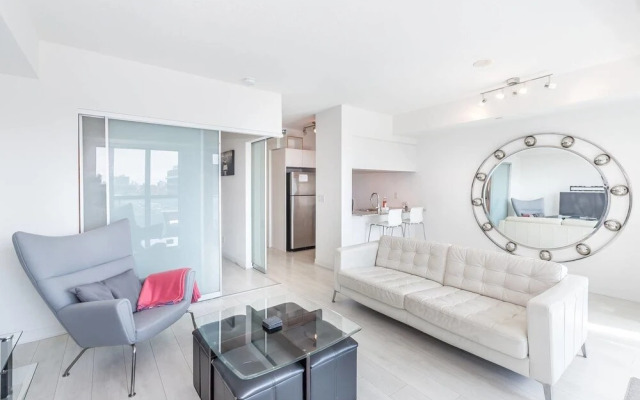 Downtown Condo Near Exhibition W/Balcony