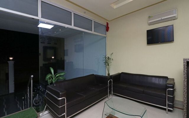 OYO 389 Hotel Applee Inn