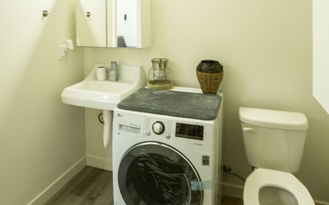 Modern Seattle Condo Sleeps 4