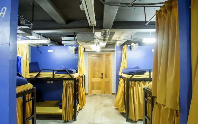 RedDoorz Hostel @ Signature Inn