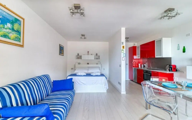 The Lady in Red Studio Flat with Sea View Terrace