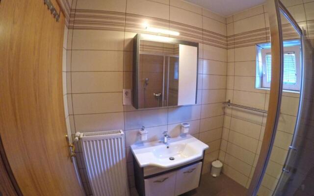 Apartments and Rooms Rea