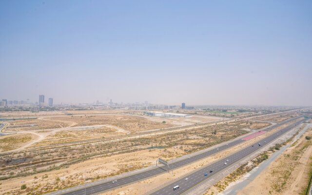 Tanin - Sleek Studio Offering Unobstructed City Views