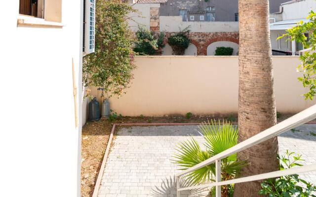 Welcomely - Xenia Boutique House With Garden