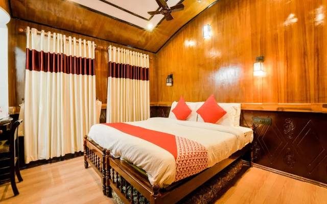 OYO 13525 HouseBoat My Trip Deluxe 3 BHK Private