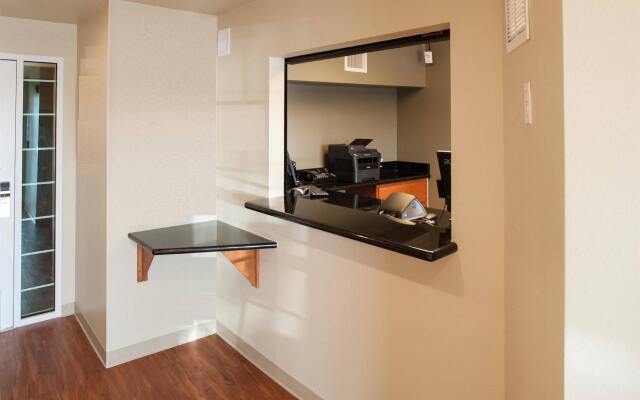 WoodSpring Suites Topeka