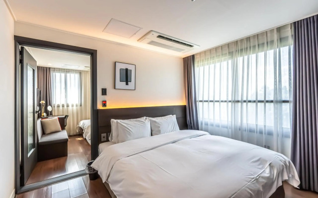 Hotel The Grang Jungmun
