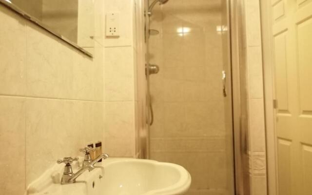Spacious townhouse with sea views near Cardiff