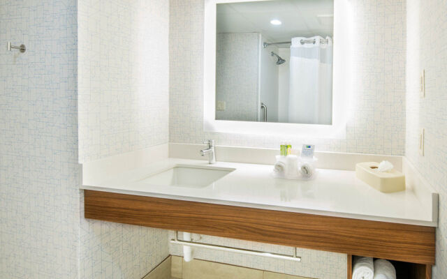 Holiday Inn Express & Suites Woodbridge