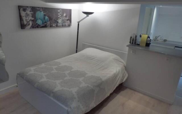 Studio Neuf avec courette privative