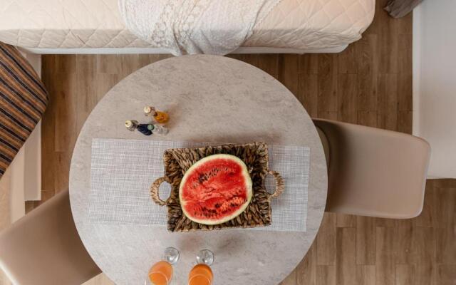 White Luxurious Apartment IΙI