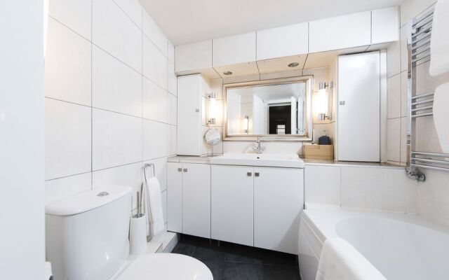 Stunning 1BR Kings Cross Flat!