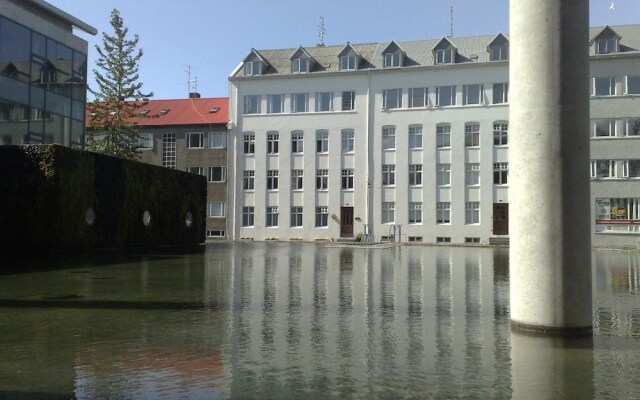 Downtown apartment by the lake