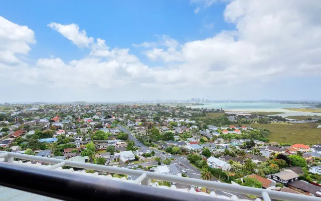 Sea City Views Takapuna Studio w Carpark