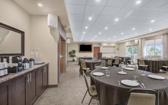 Days Inn and Suites Lindsay