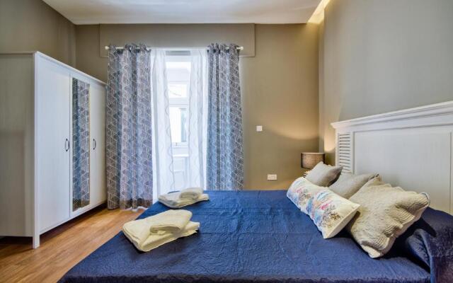 Amazing 4-bedroom Sliema Town House with Jacuzzi