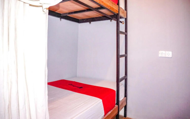 RedDoorz near Lippo Mall 2