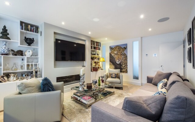 Contemporary Burntwood Grange Demeure - TFR