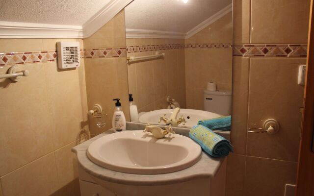 Ideal for couples or families, sunny area surrounded by vines | Casa Vista Bela