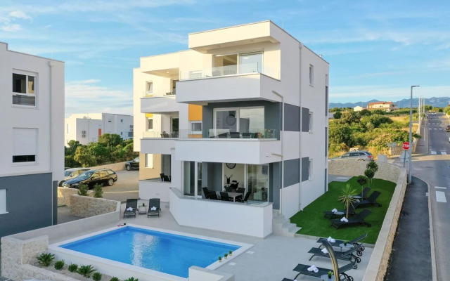 Pool Apartments Banta B