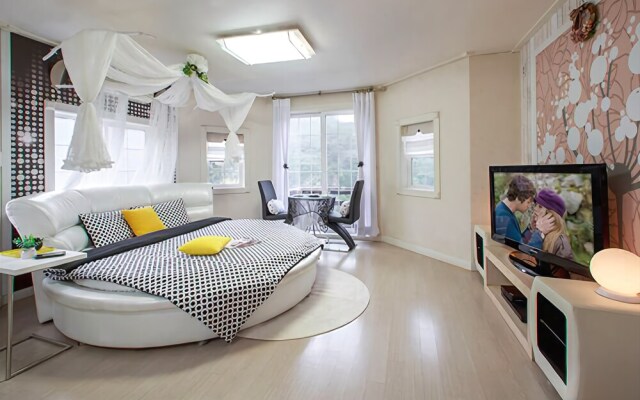 Hongcheon Gogh and Sunflower Pension