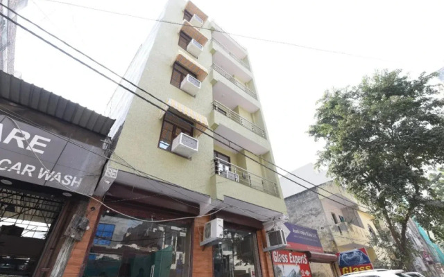 Oyo 14387 Luxury Inn