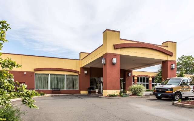 Clarion Hotel & Suites Hamden - New Haven