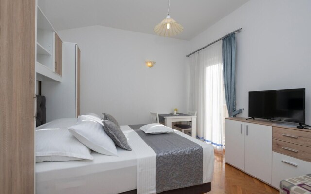 Awesome Apartment in Tucepi With Wifi