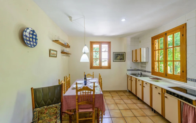 La Casita con jardín frente a la cascada