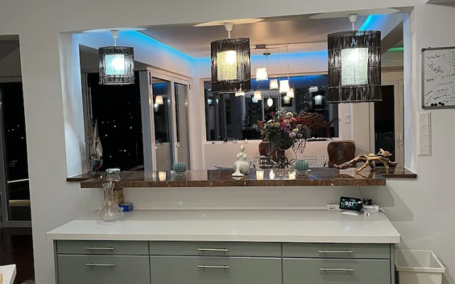 Luxurious 2-bed Seaside Apartment in Saronida