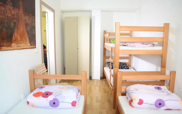 Hostel Jellostone