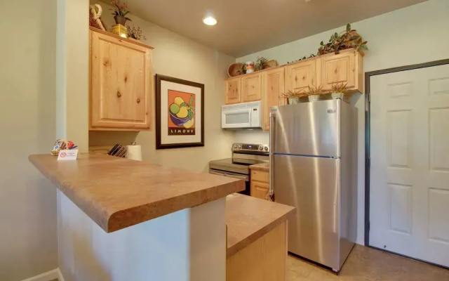 Overgaard Condo w/ Balcony, Near Hiking & Golfing