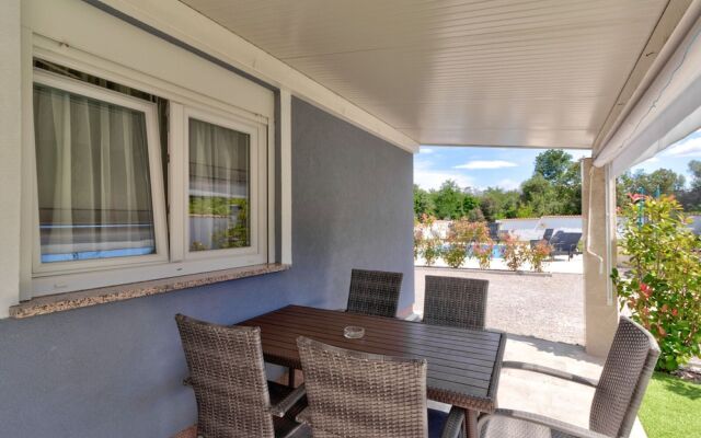 Cozy Holiday Home in Banjole near Pula City Center