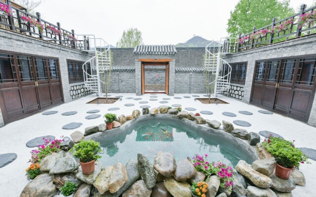 Mountain Art Courtyard