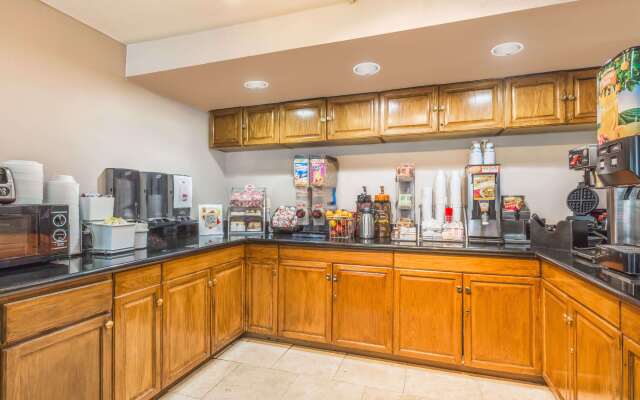 Super 8 by Wyndham Metairie