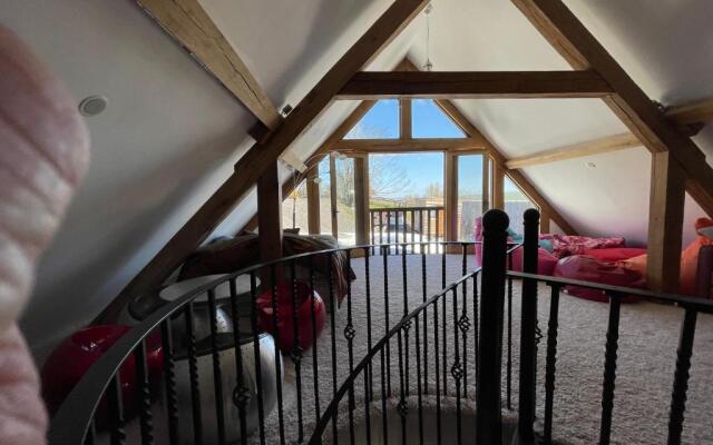 Ty Nofio, Coity Bach