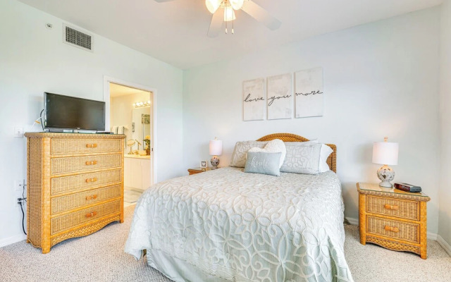 < 1 Mi to Beach: Sleek Naples Condo