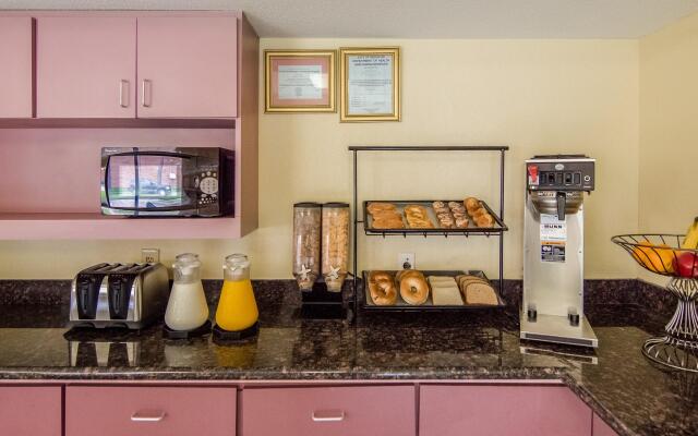 Rodeway Inn & Suites Highway 290 Northwest