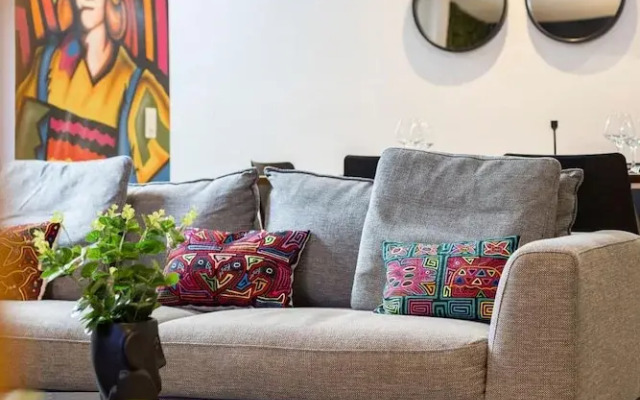 The Urbanart Condo by Acomodo