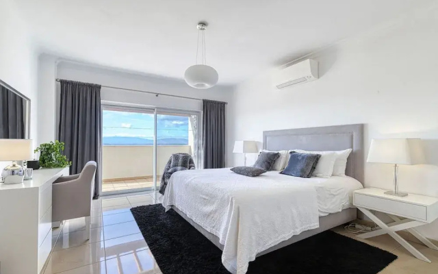 7 Boa Nova Immaculately Presented TWO Storey TOW