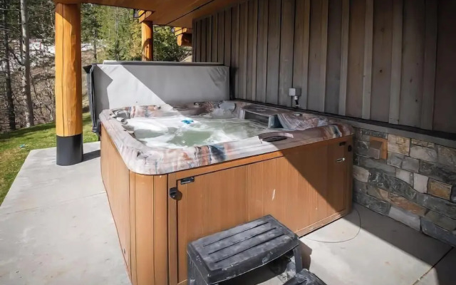 Snow Creek Cabins by Fernie Lodging Co.