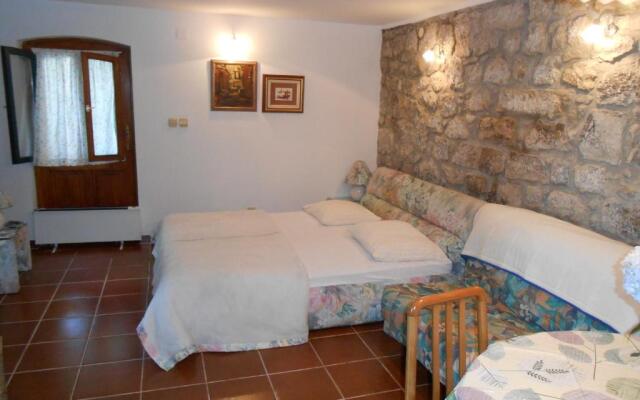 Tranquity Studio Apartment Ika