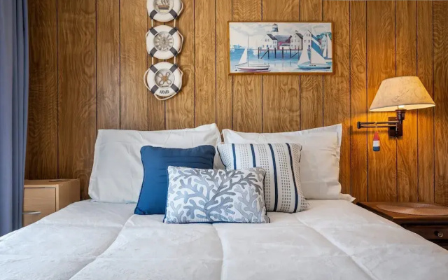 Beachfront Pet Friendly Sleeps 15 Bbq!