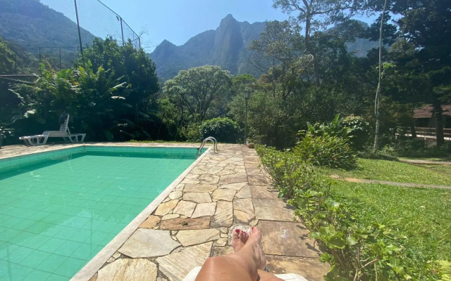 Sítio com piscina e lareira