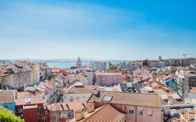 Bright & Beautiful Top Floor Graça Flat