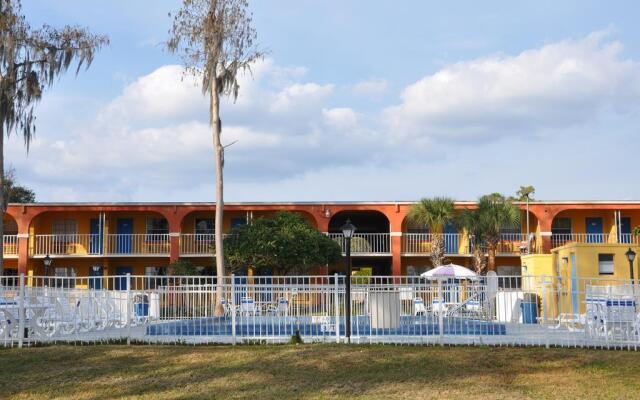 Howard Johnson Express Inn And Suites Lakes Front